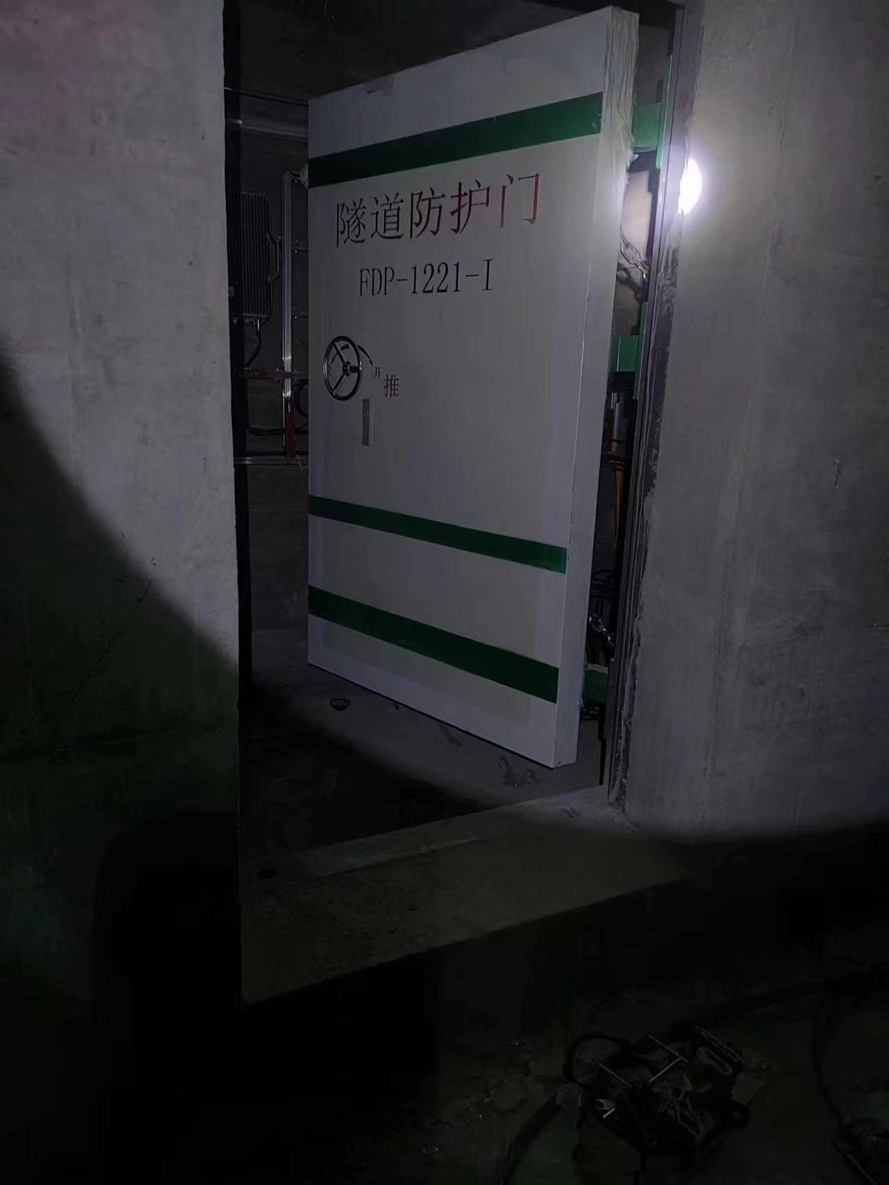 玻璃鋼隧道防護(hù)門(mén)安裝現(xiàn)場(chǎng)照片1